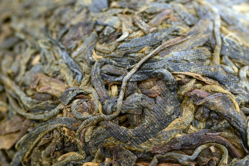 Longyun hao yiwu sheng puerh tea